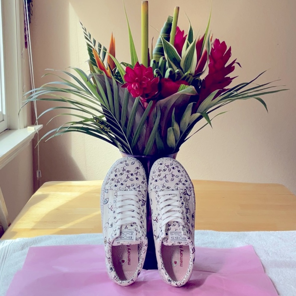 HOST PICK 🥳🎉🥳 BOBS FROM SKETCHERS CAT PRINT SHOES 🌸🐱